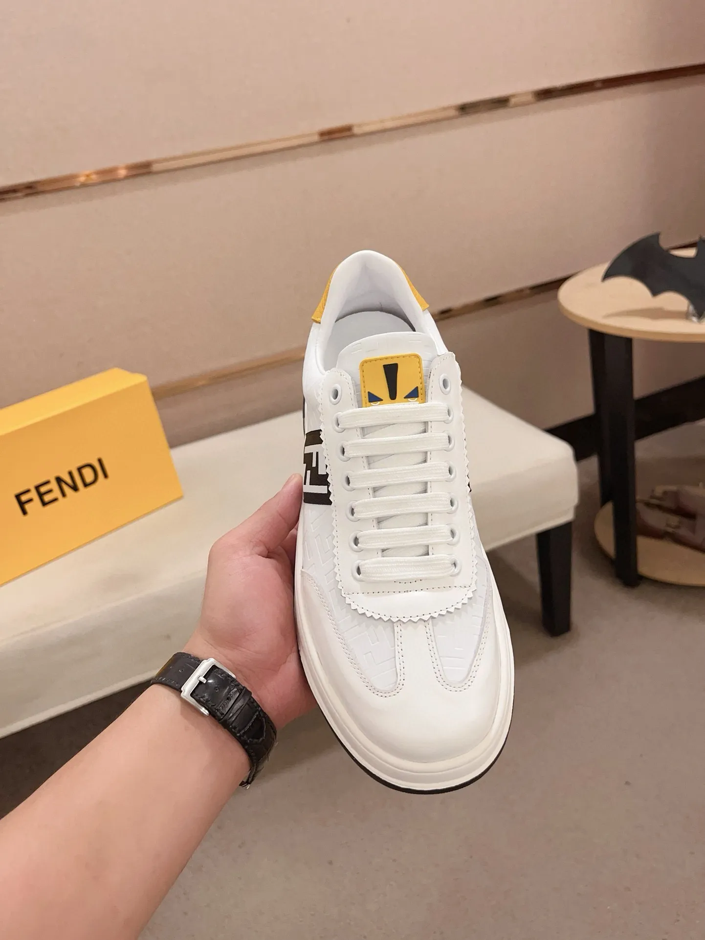 Men's shoes💰: 400💰[Fendi] Fendi's latest casual shoes for men! Available at counters simultaneously! A one-to-one replica of the original. All imported official website one-to-one cowhide fabric. The interior is made of top-grade sheepskin, and the original factory-supplied rubber outsole is used. Leading new fashion concepts. Matching code: 38-44. (can be customized for 45 non-refundable)